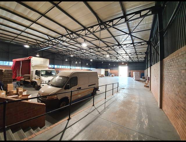 1,929M² WAREHOUSE TO LET IN CROWN